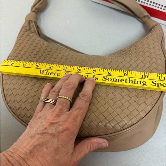 Elegant Tan Woven Women's Bag - Picture 5 of 6